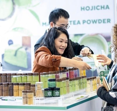 Fi Europe exhibitor and visitor discussing